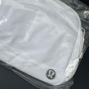 Lululemon Everywhere Belt Bag 2L – White